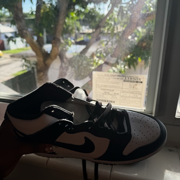 Nike Panda Dunks - Picture 3 of 7